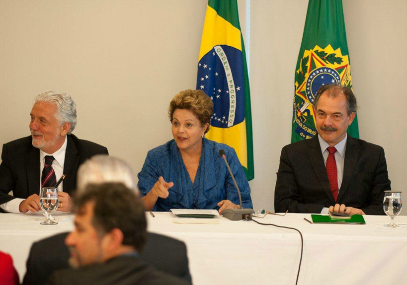 Entre o ministro Aloizio Mercadante e o governador da Bahia, Jaques Wagner, presidenta Dilma Rousseff sanciona lei que cria a Universidade Federal do Cariri (Foto: João Neto/MEC)